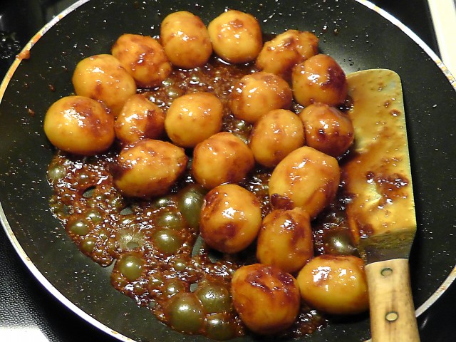 Traditionel juleand brunede kartofler