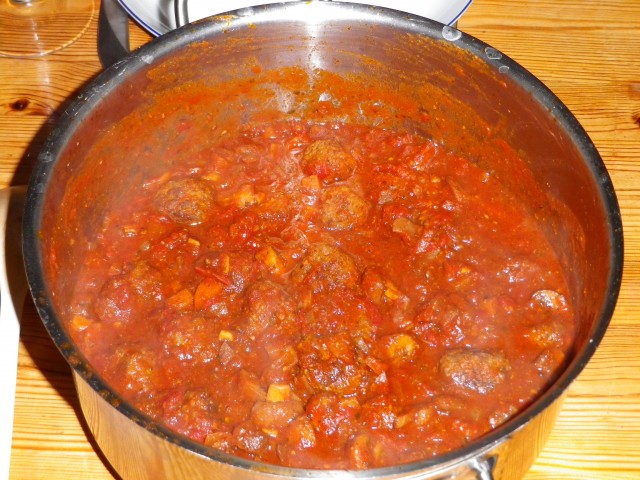 Spaghetti-og-kødboller-kødbollerne-simrer-i-tomatsaucen