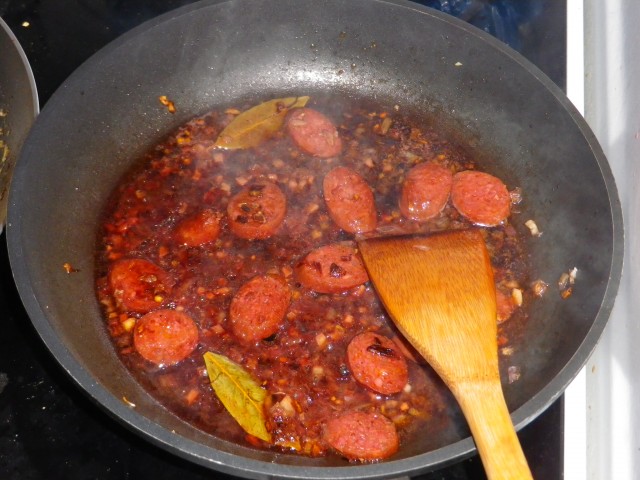 Chorizo-i-rødvin-på-panden