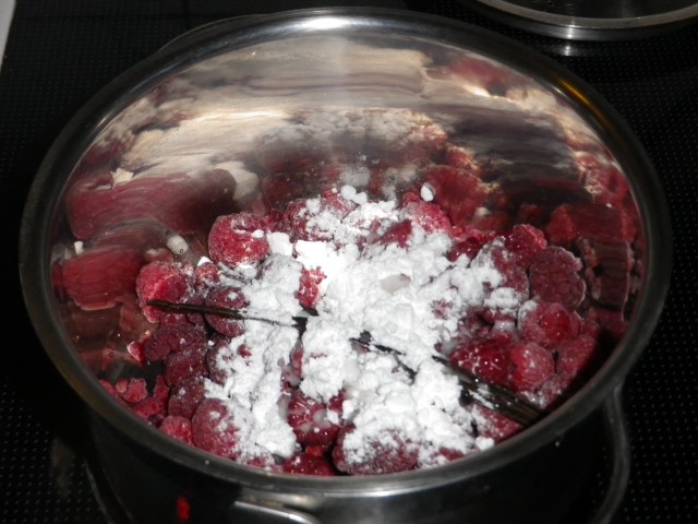 lagkage -hindbærmousse - bær koges