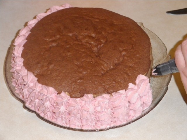lagkage - kagen pyntes med mousse