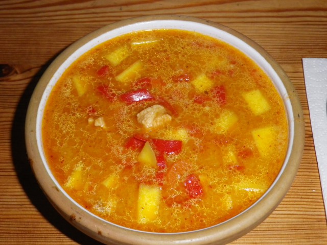 Rød karry suppe -serveret